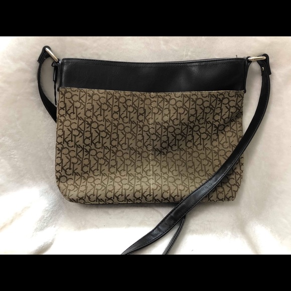Calvin Klein - Signature crossbody bag - Picture 2 of 3